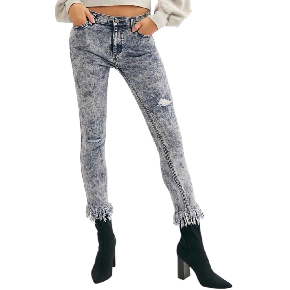 FREE PEOPLE FRAYED RAW HEM ACID WASH Women's Distressed Blue Jeans 30